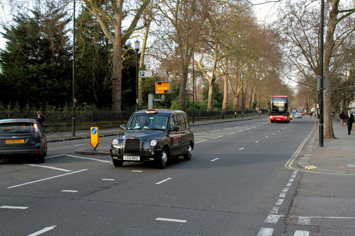 A tipikus londoni taxi a Hyde park egyik határútján