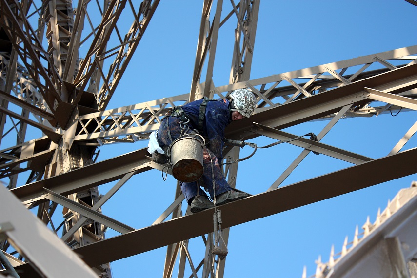 Egy hölgy tisztítja az Eiffel-tornyot