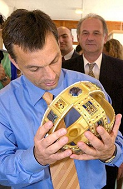 Orbán a koronával-123.png
