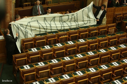 Önkényuralom-Parlament-20130311.jpg