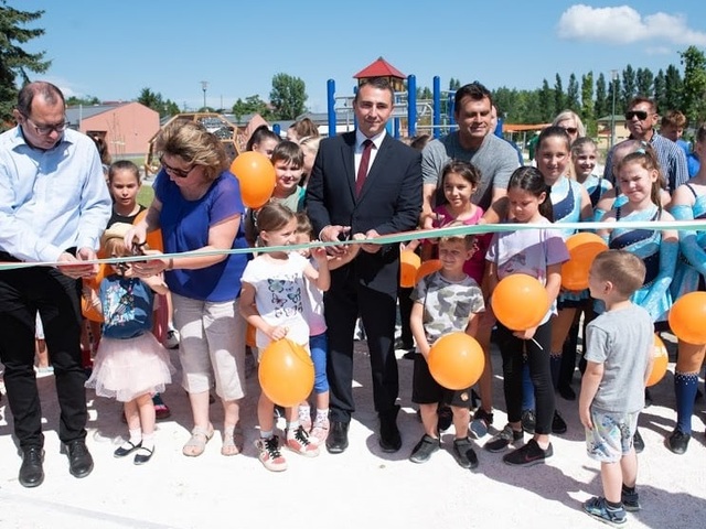 Csepeli mosolyalbum: csupa móka, kacagás! De kik és miért hiányoznak a képről?