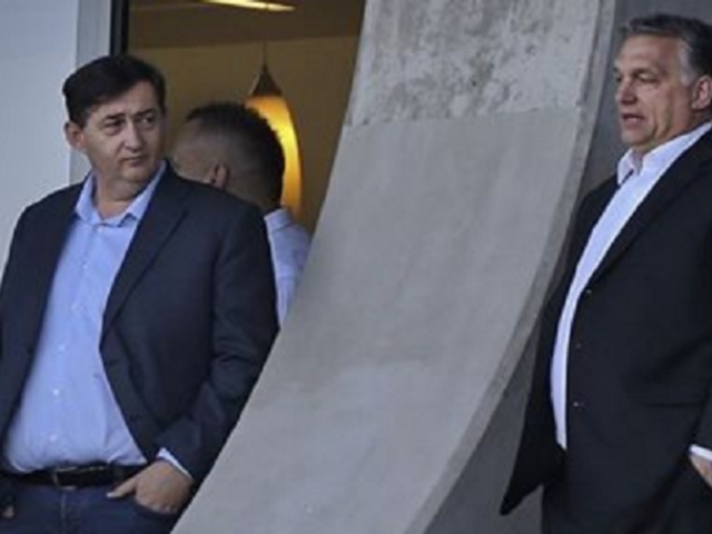 Férfias NERény zsebre dugott kézzel