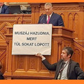 Orbán magyarázkodik és közben nagyokat hazudik