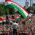 Magyar csoda nagy tömeggel zászlóerdővel és kérdésekkel