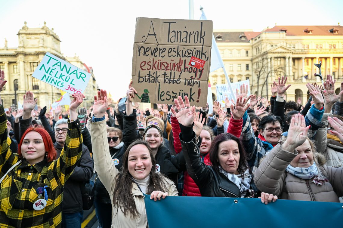 tuntetes_a_pedagogusok_mellett_a_pedagogusokert-2022-03-19.jpg