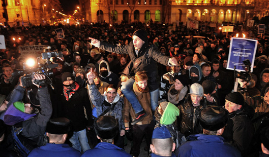 Diáktüntetők-Parlament-20121212.PNG