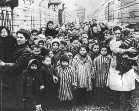 holokauszt-gyerekek-szovjet_asszonnyal.PNG