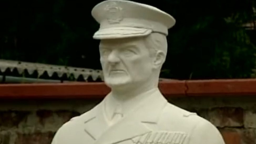 horthy-szobor_feherben.jpg