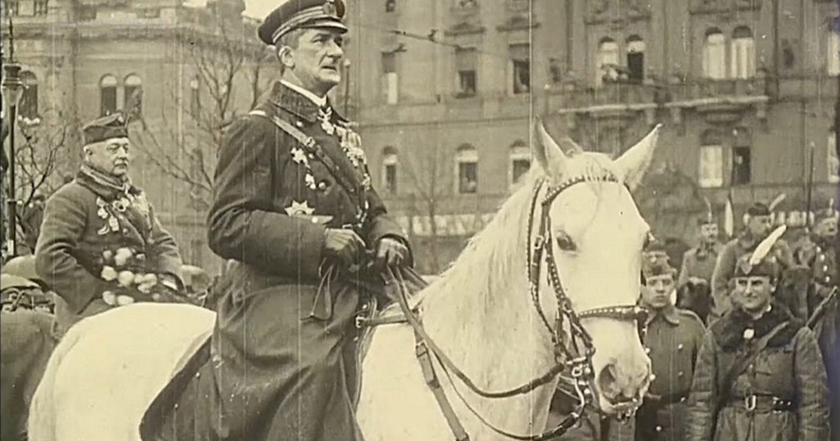 horthy_feher_lovon_bevonul_a_gellert_szallohoz_1.jpg