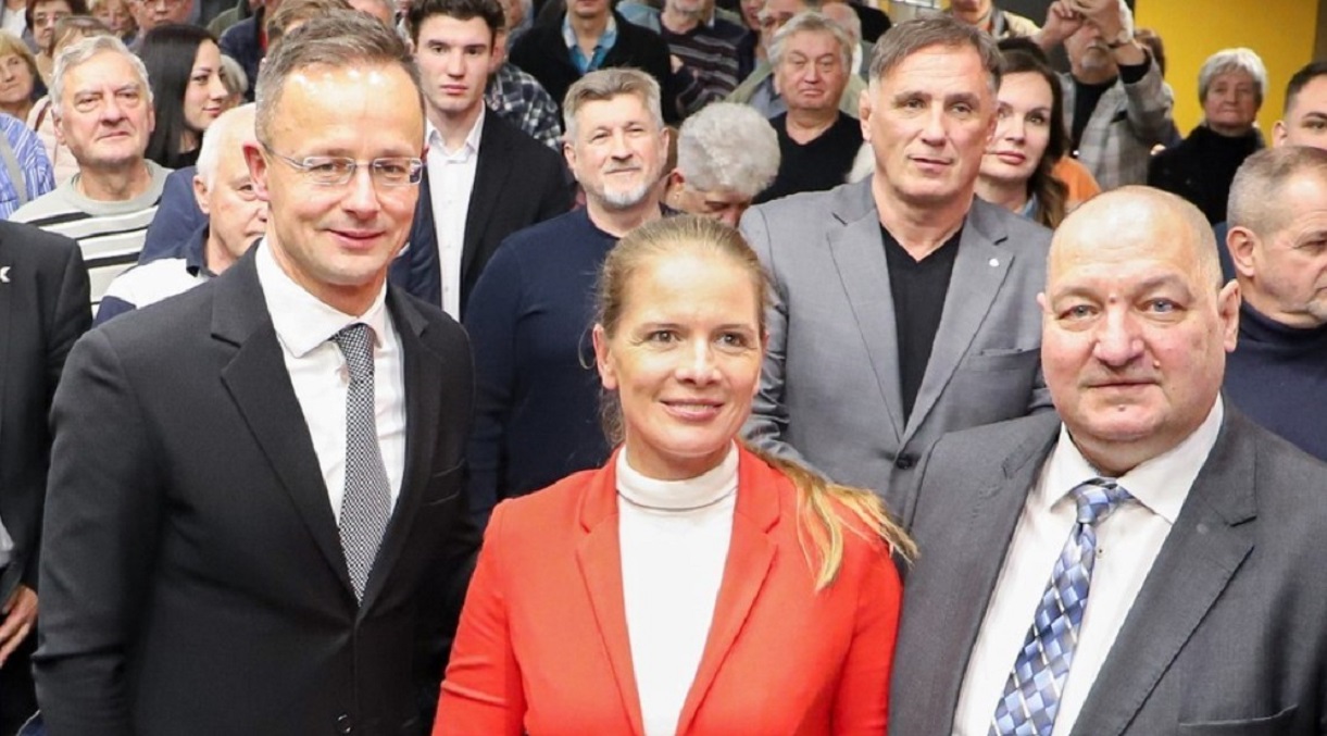 kiraly_nora_nemeth_szilarddal_szijjarto_peterre_fideszes_hatterrel.jpg