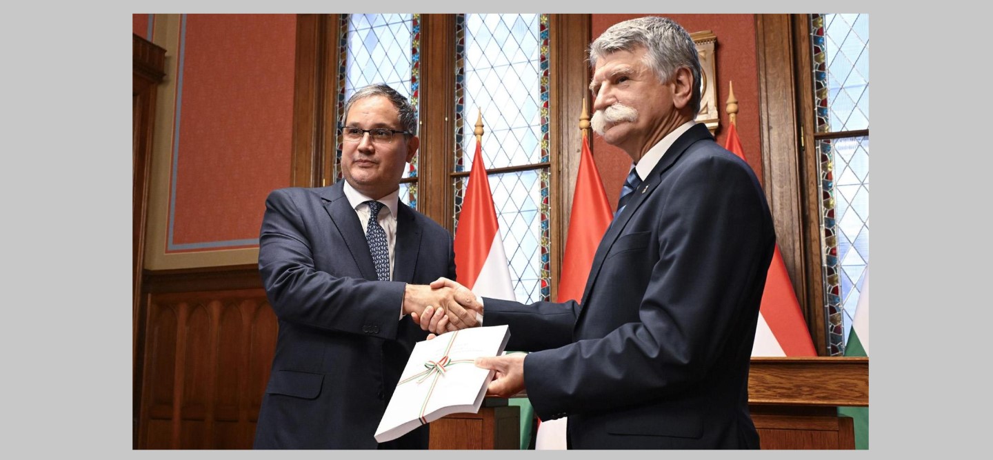 koltsegvetes_atadasa_nagy_marton_es_ogy_elnok_2025_majus.jpg