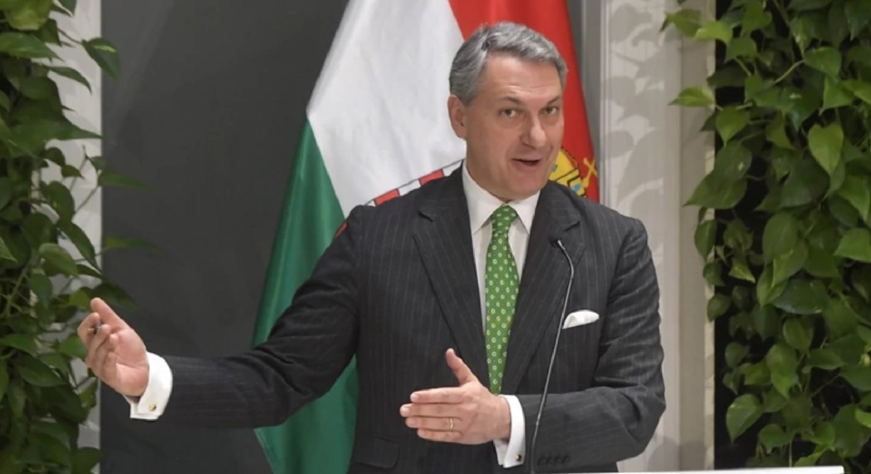 lazar_janos_cinikusan_kitessekel.jpg