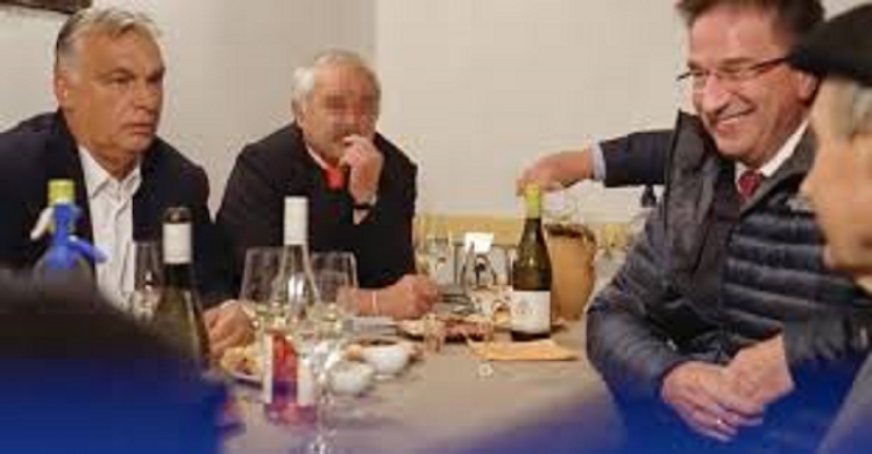 orban_pial_viktor_kocsma_orban_viktor_iszik_1.jpg