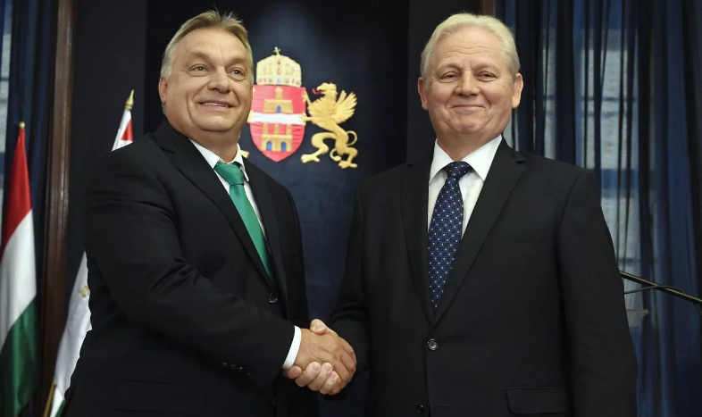 orban_viktor_es_tarlos_istvan_-2018-10-12_ket_osszeillo_ember.PNG