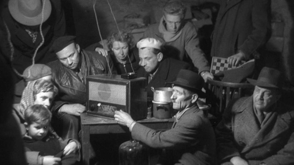 szabad_europa_radio_musorainak_hallgatasa_1956_1.jpg