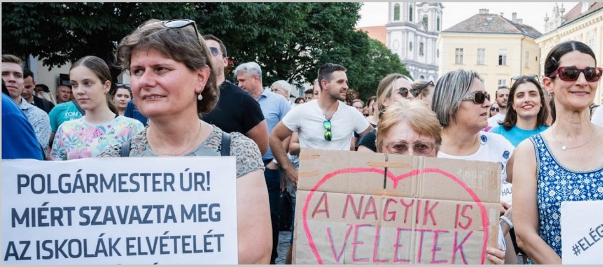 szekesfehervari_szulok_demonstracioja_iskolaugyben_2024-07-10.jpg