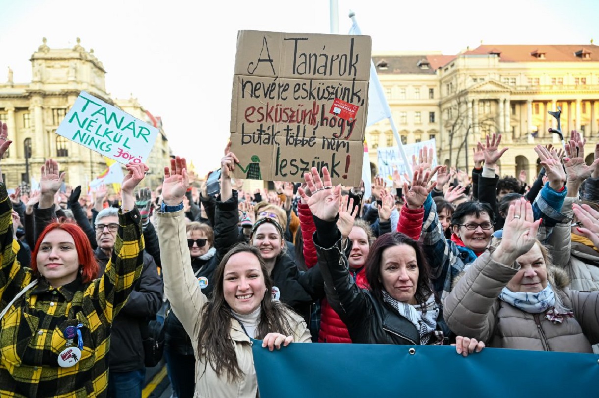 tuntetes_a_pedagogusok_mellett_a_pedagogusokert-2022-03-19_1.jpg