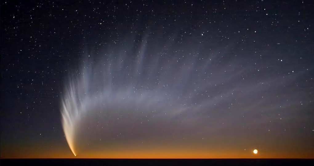 1024px-comet_mcnaught_at_paranal.jpg