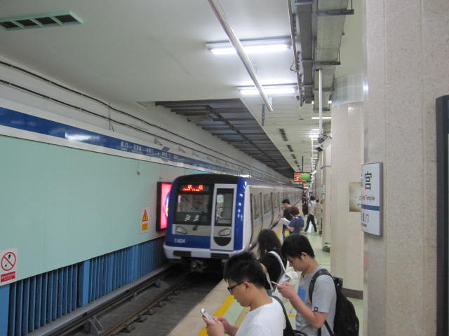 Az állomásra érkező metró lekapcsolja a fényszórókat. 