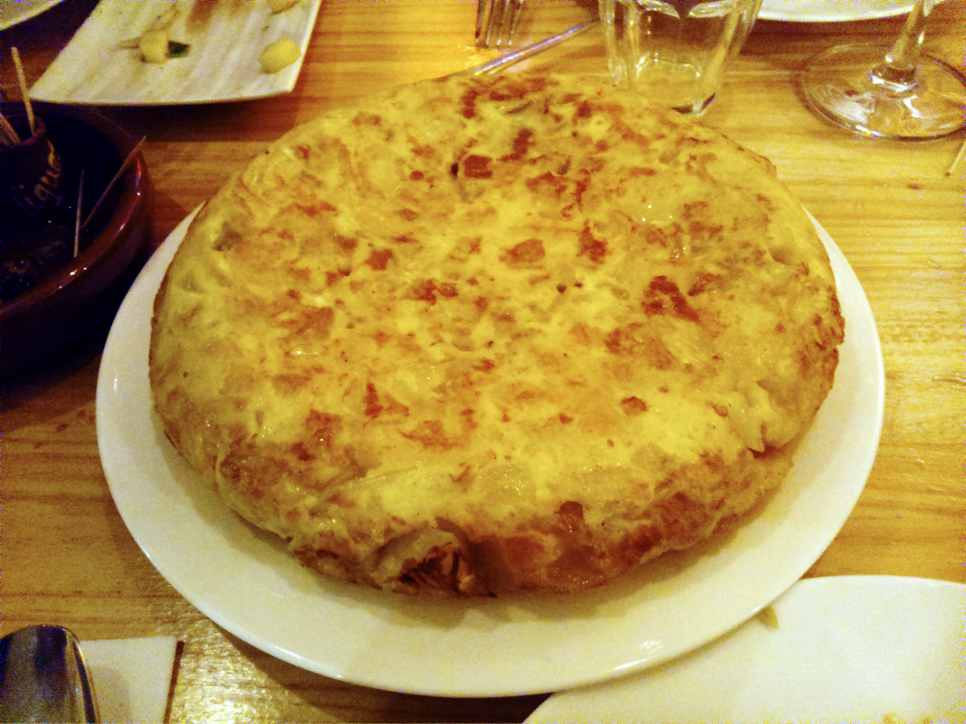 Tortilla de patatas - Spanyol omlett. Tojás, krumpli és hagyma. És erre vágnak fel.
