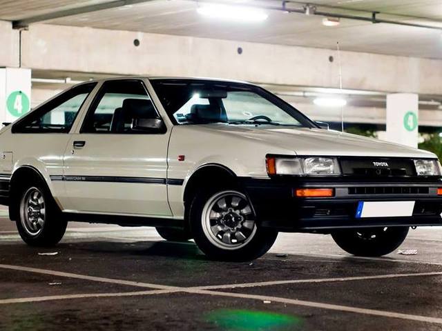 Tojok a korodra - egy Toyota Corolla története vasoxidon és füstfelhőkön át, születéstől a halhatatlanságig
