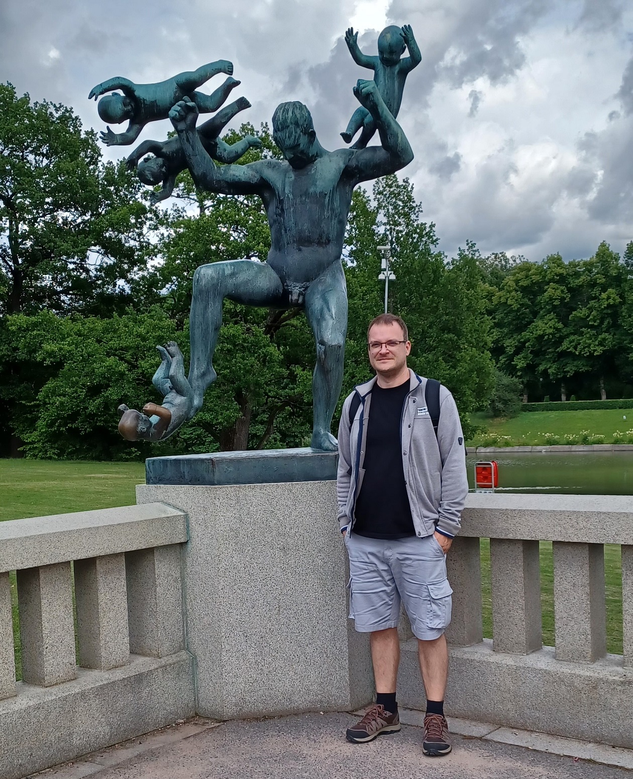 A Vigeland szoborparkot kötelező meglátogatni. A névadó szobrai közül talán ez a leghíresebb, és csak azért álltam mellé, hogy látni lehessen, hogy ami a képeken óriásinak tűnik, az valójában ekkora.<br />https://www.thewholeworldisaplayground.com/sculptures-vigeland-park-oslo-norway/