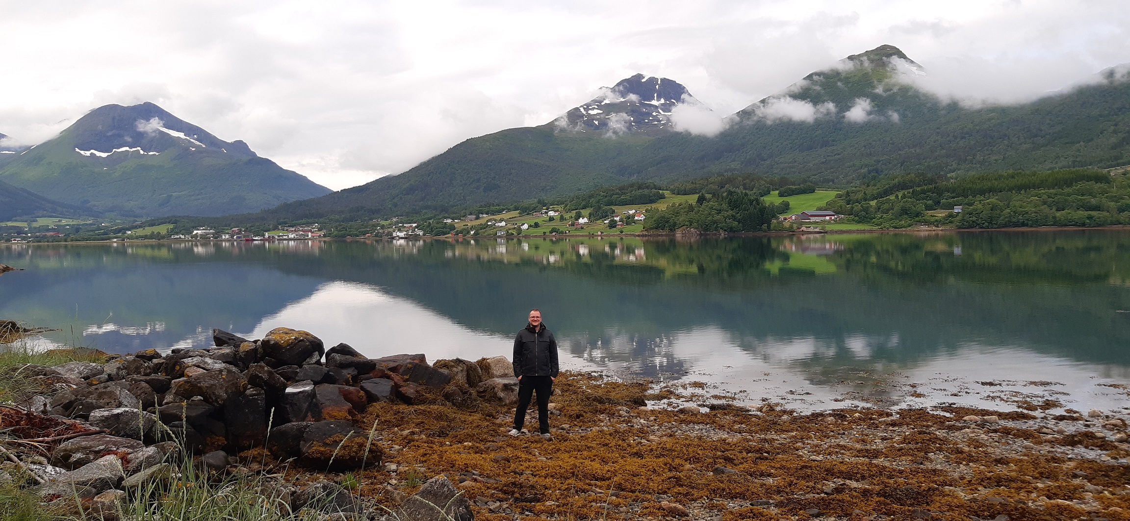 Boldog ember egy fjord partján. Itt is van dagály, olyankor a házig mászott ki a víz. Mivel mindenhonnan ömlik bele az édesvíz, megkóstoltuk a fjordot is, és tényleg csak enyhén sós a part közelében