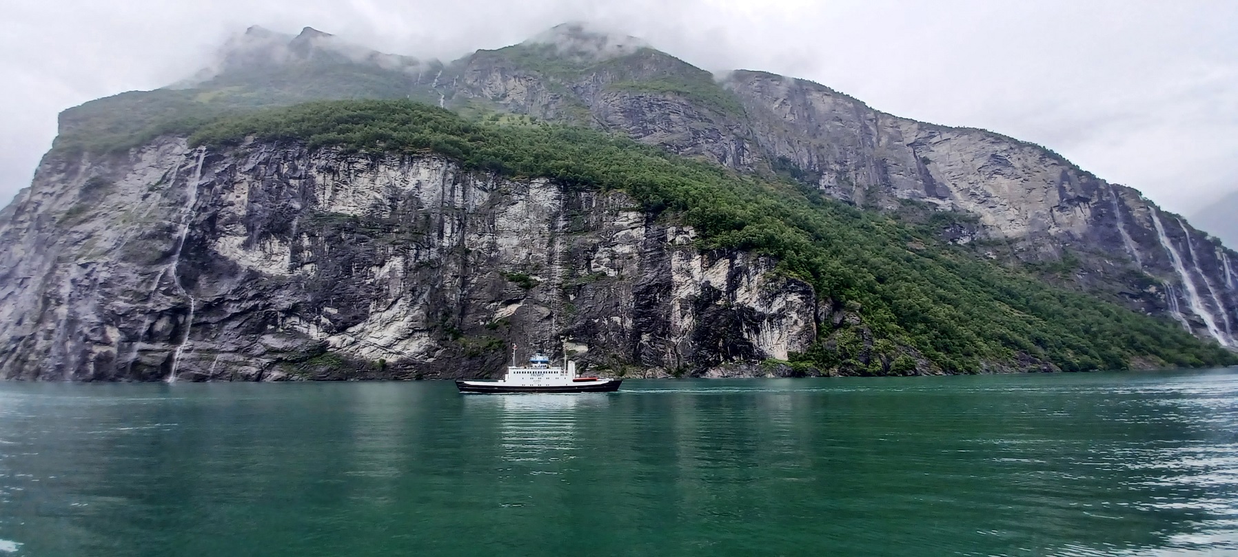 Hajók mindig jönnek-mennek. Az a terv, hogy ebben a fjordban hamarosan már csak villanyhajtású járművek közlekedhessenek, beleértve a kompot is