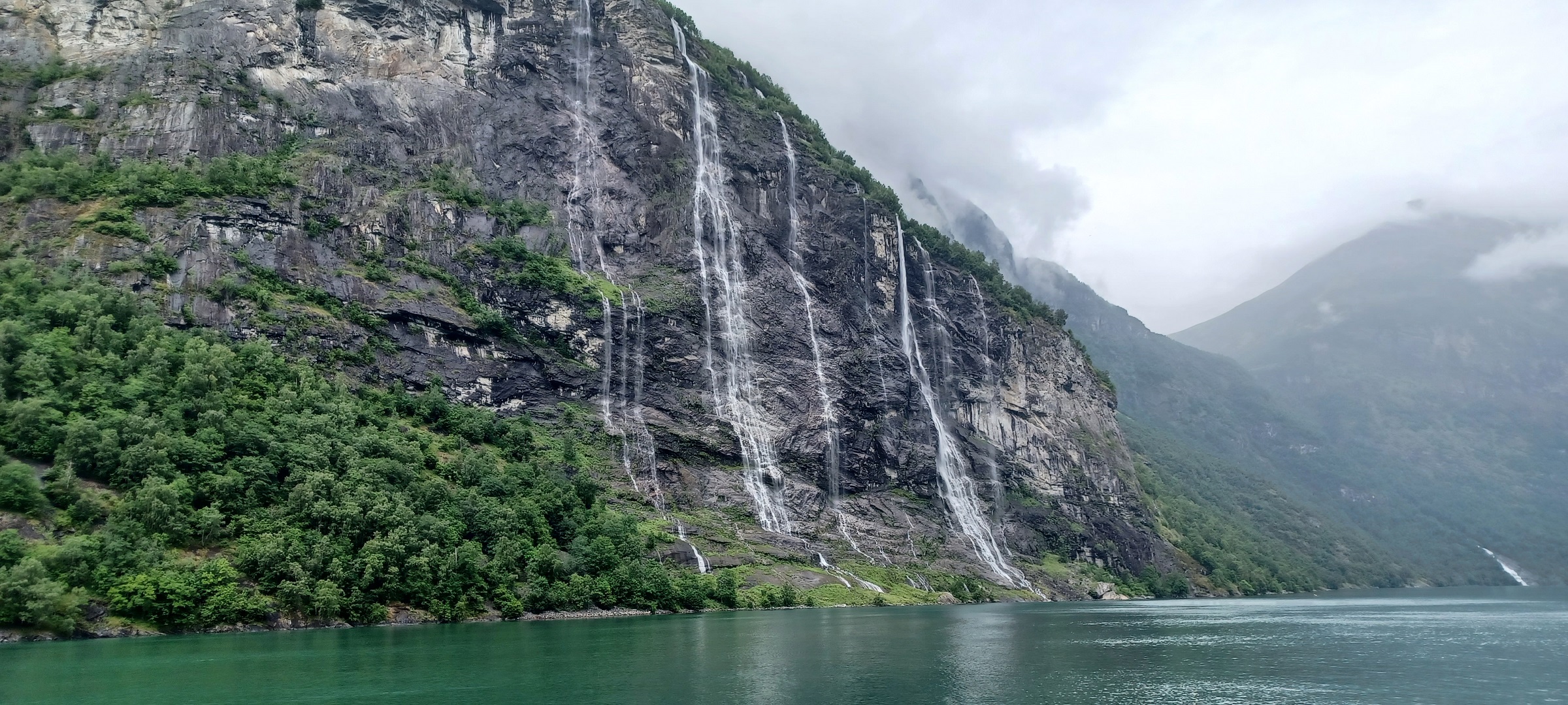 A hét nővés vízesés a Geiranger egyik jellegzetes látnivalója, több száz méter magasból zúdul le a víz fenséges lassúsággal