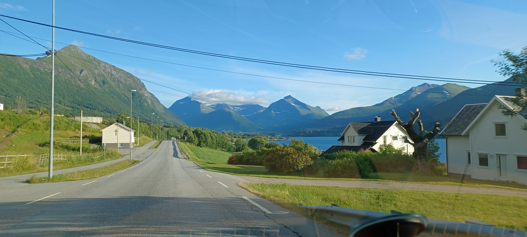 Úton visszafelé a Fagervik kempingbe, már messziről megismertük a csodás hegyeket, amikre rálátunk a kis kutyaólból