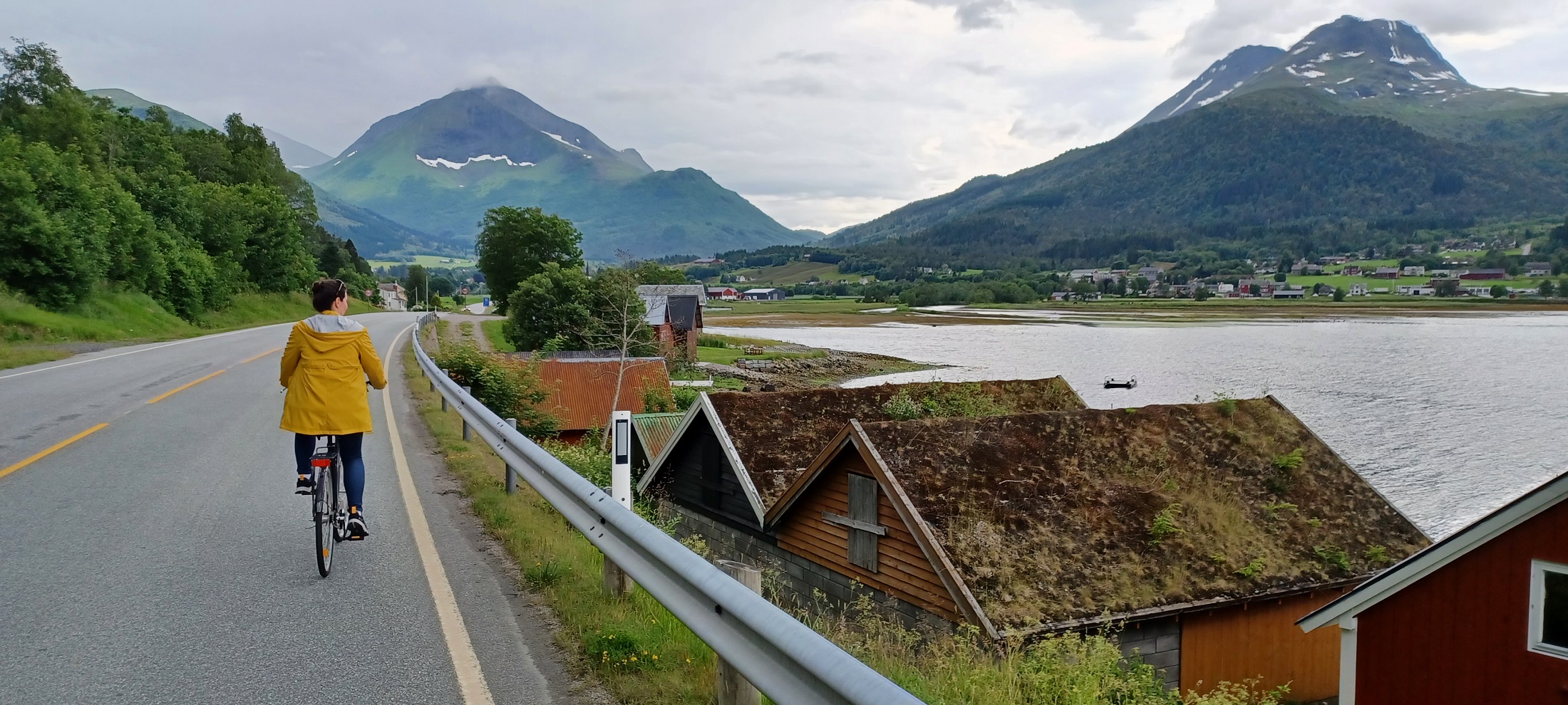 Bringázás másnaposan a közeli faluba, Tresfjordba