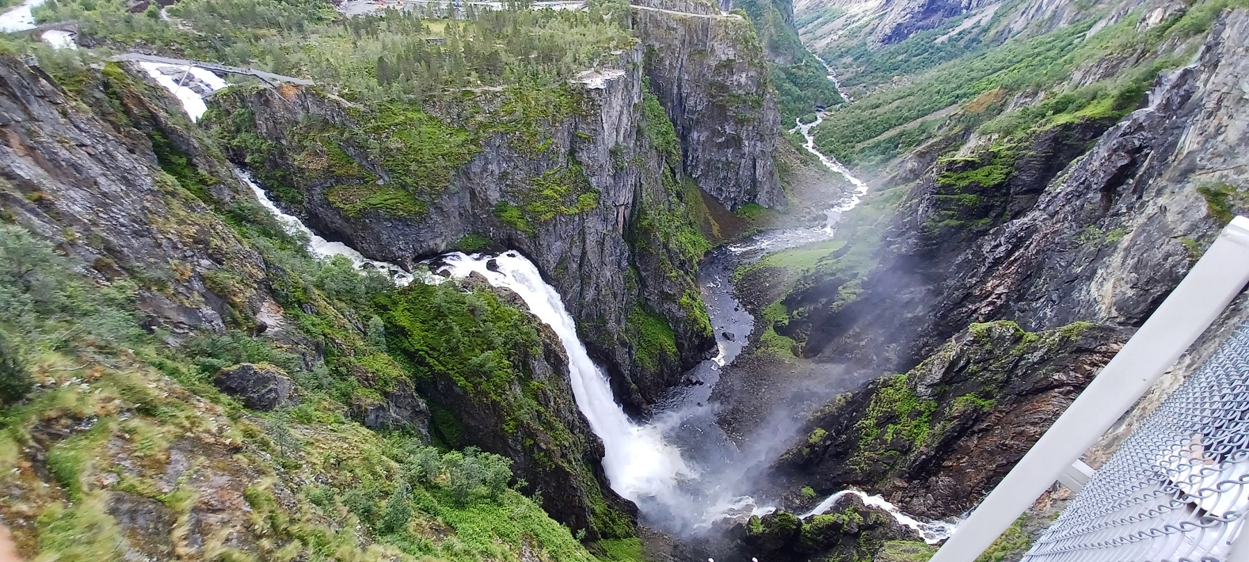 A Voringfossen egy óriási vízesés, lenyűgözően lassan aláhulló víztömeggel