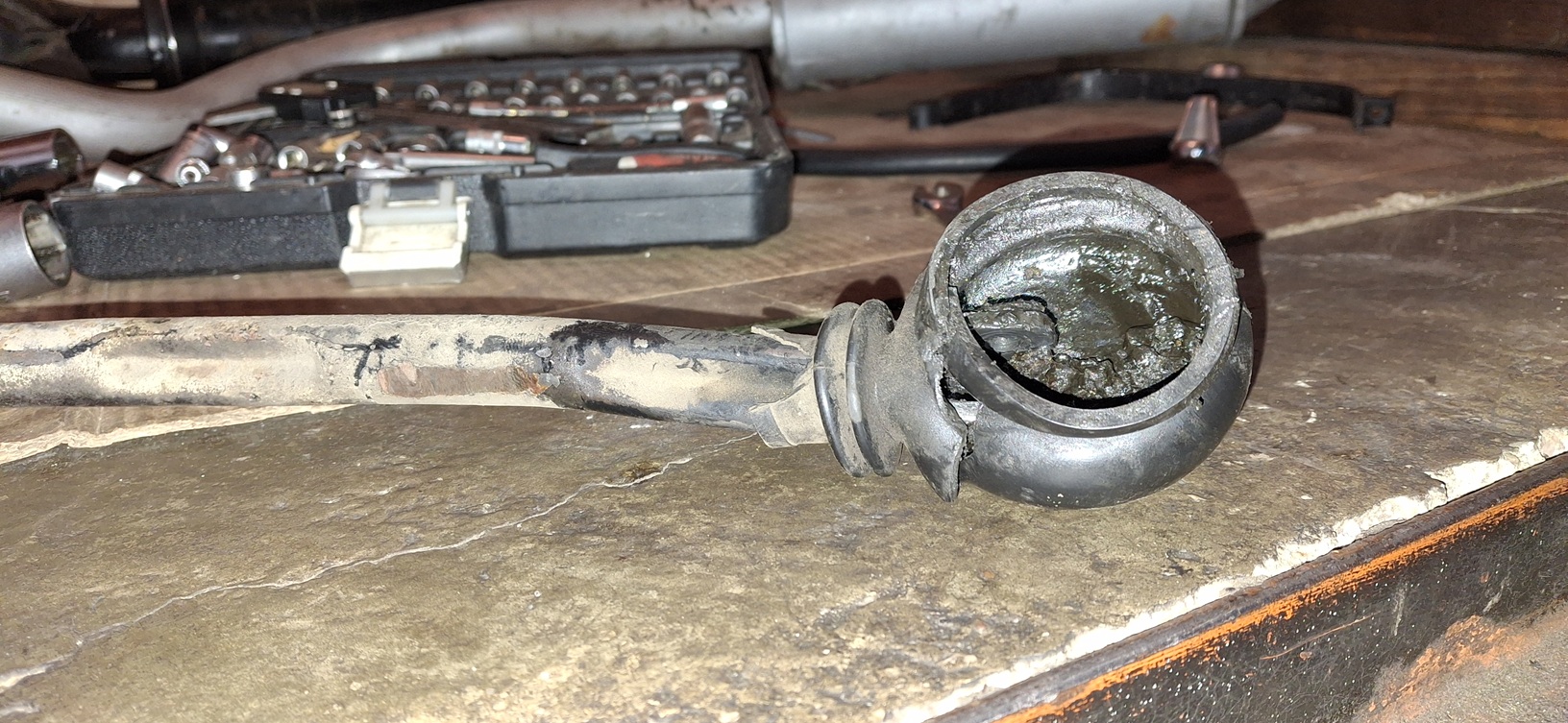 Erre a rudira csatlakozik rá a váltókar, ezzel toszogatjuk a fokozatokat. Porvédő kiszakadva, rúd oxidálva