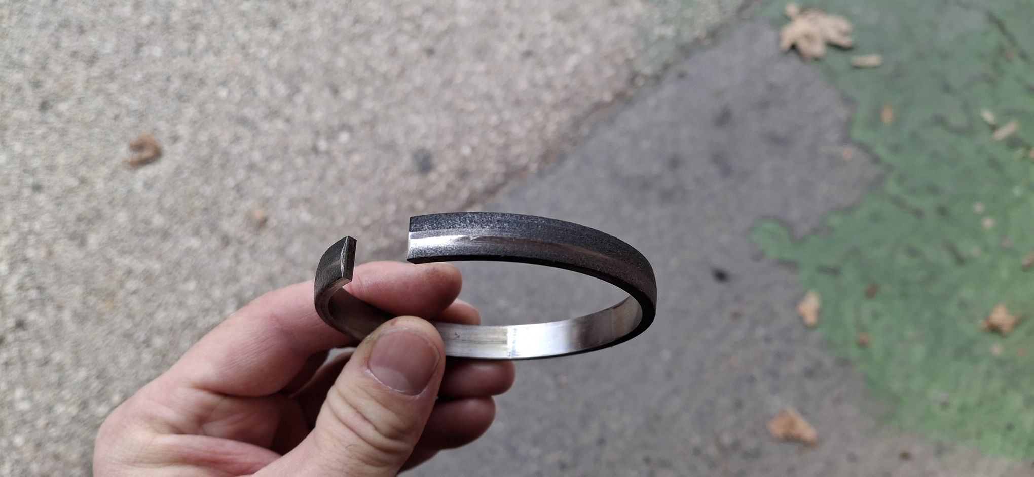 Ha ennyire fényes a felület, akkor az már teljesen halott