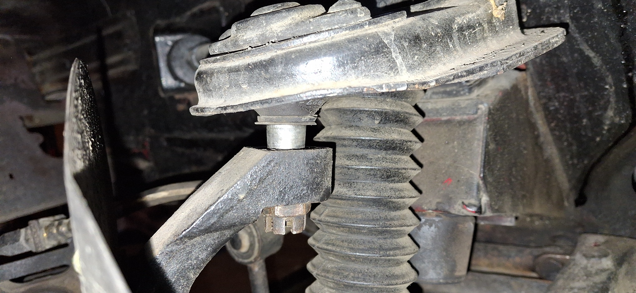 Ahogy tekertem a sasszeg nélküli anyát, úgy jött ki a helyéről a gömbfej