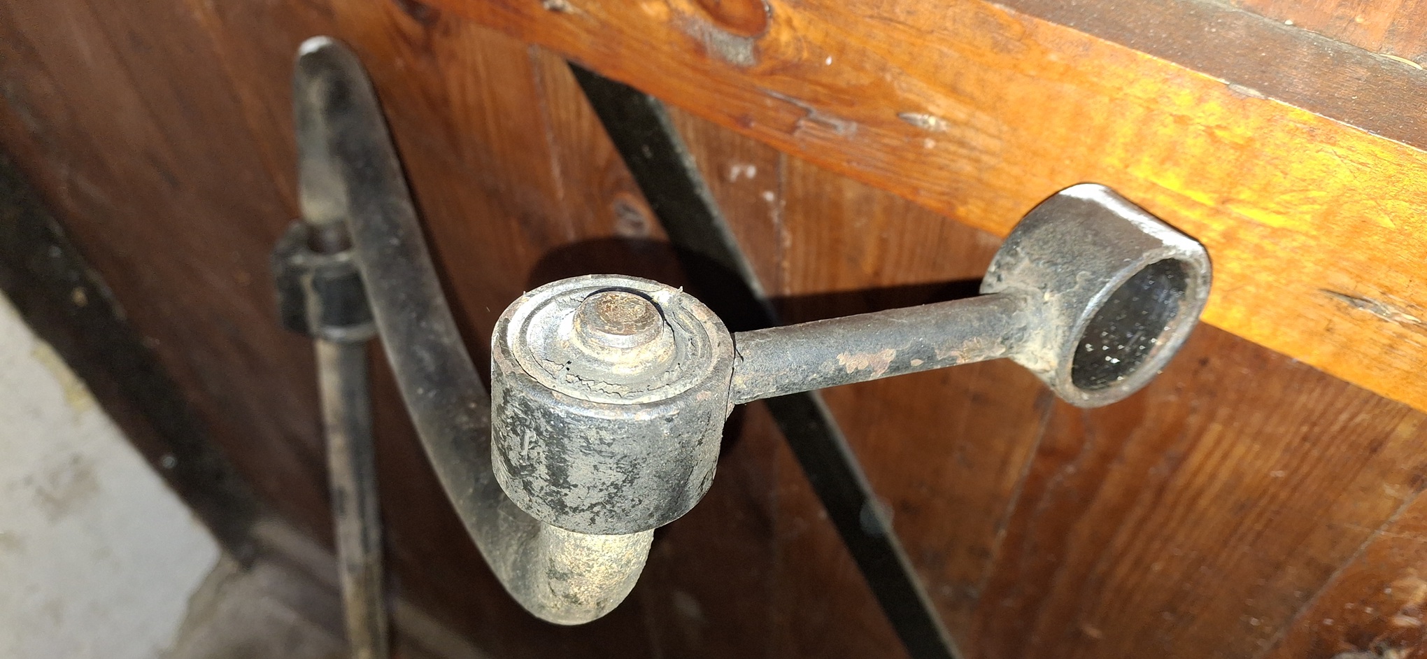 Először azt hittem, hogy a stabilizátor vége el van ütve, és úgy rögzíti magához a kutyacsontot. De nem, csak simán rá van húzva és a szoros ölelés az egyetlen kapcsolat