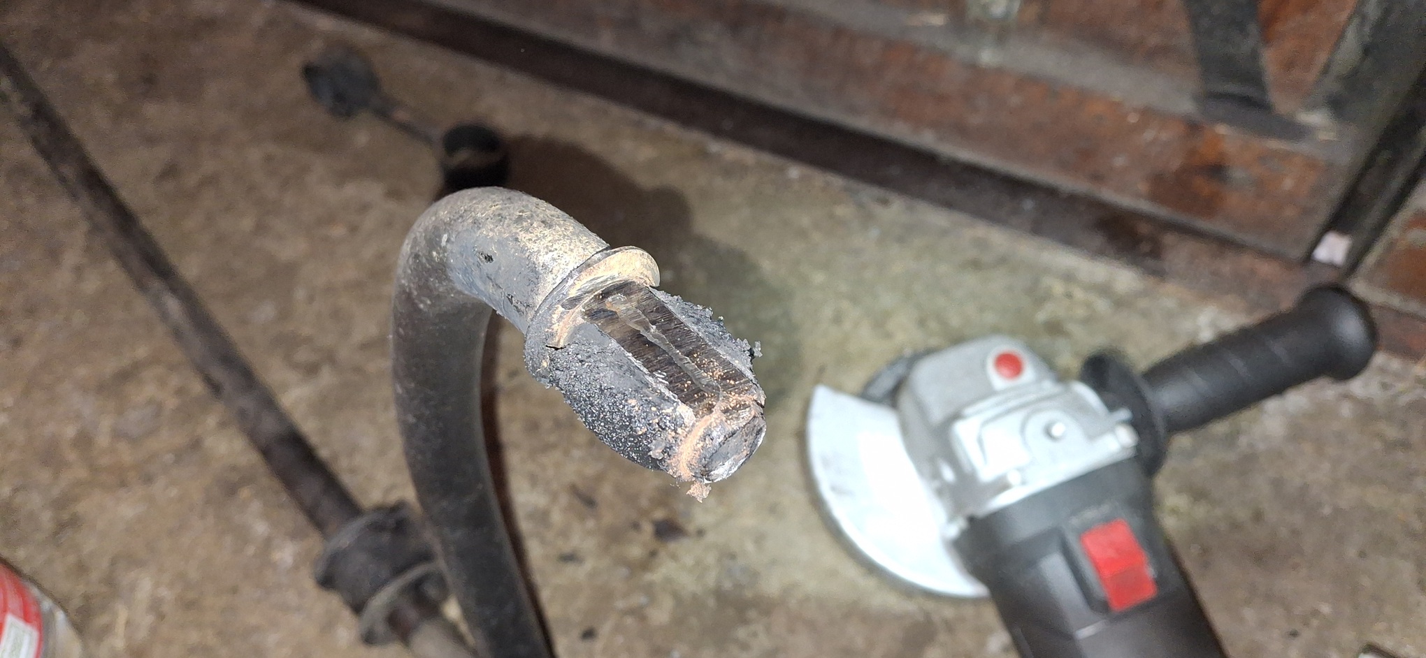 De a szilent közepe odarohadt a stabilizátorhoz, úgyhogy csak így lehetett leszedni