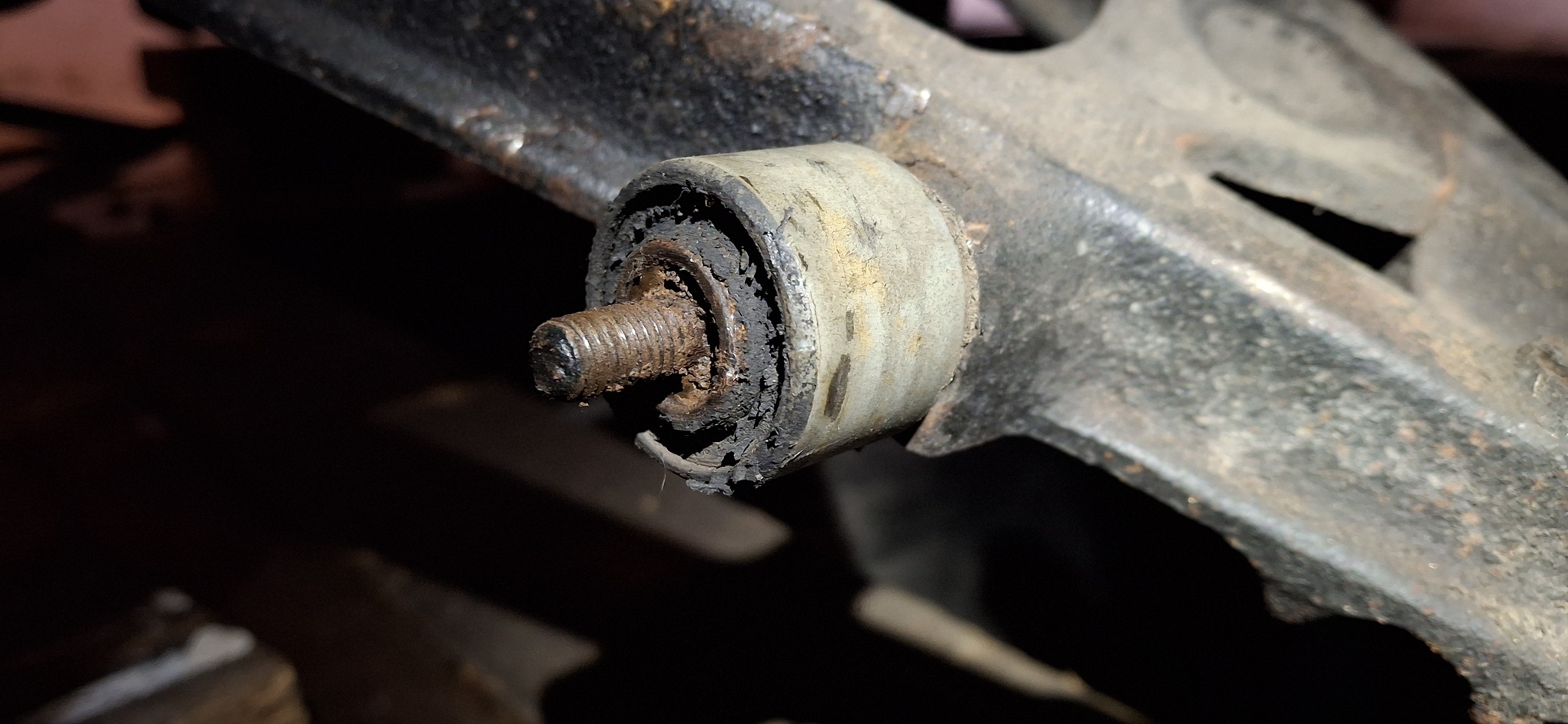 Ez is teljesen odarohadt a lengőkarhoz