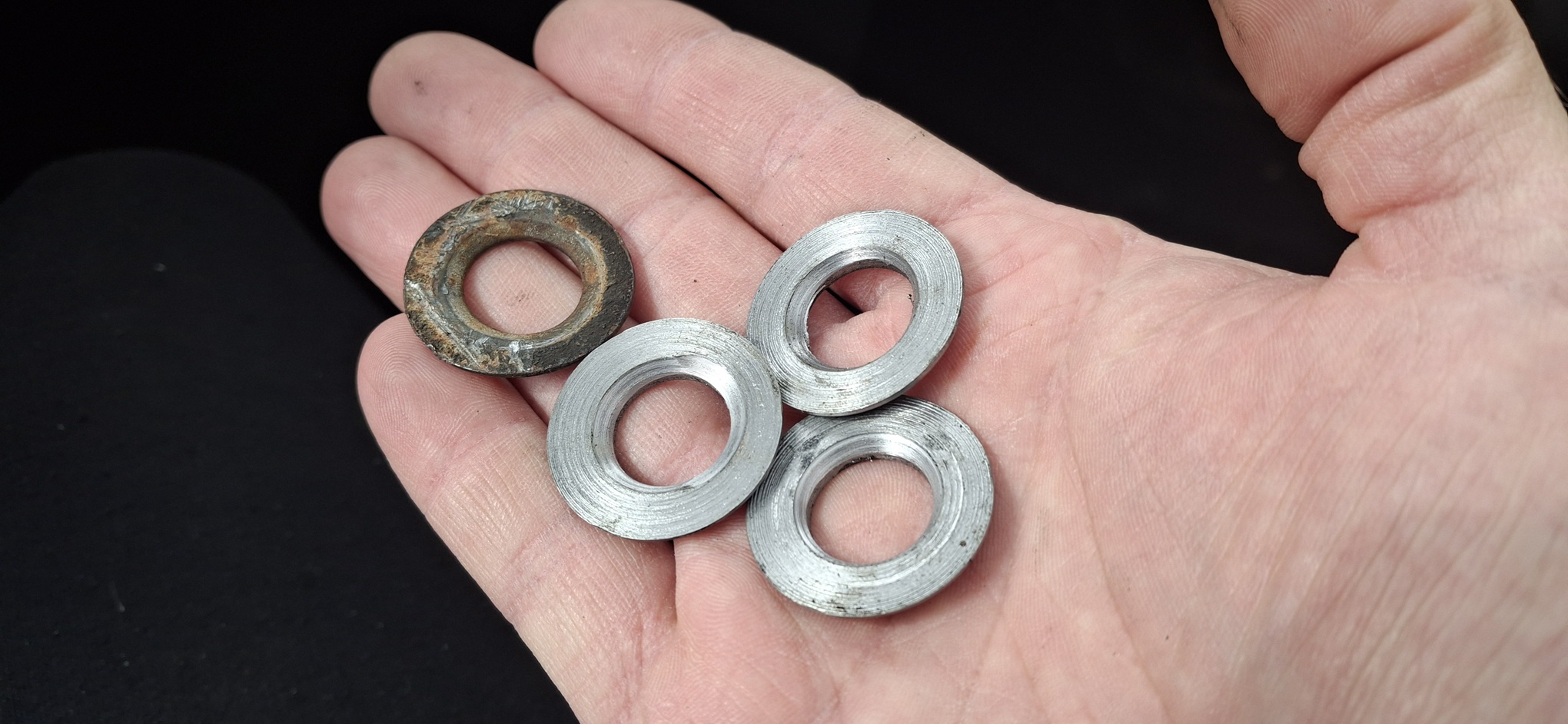 Az előző képen látható az a határoló alátét a szilent mögött, az sem maradhatott érintetlen. Esztergáltattam újakat, mehettek porfestésre. Csak kettő kellett, de kaptam egy ráadás példányt is valamiért