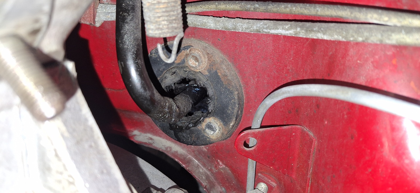 Ez is a gázpedálhoz tartozik, csak ez a szigetelő gumi nem pont így nézett ki újkorában