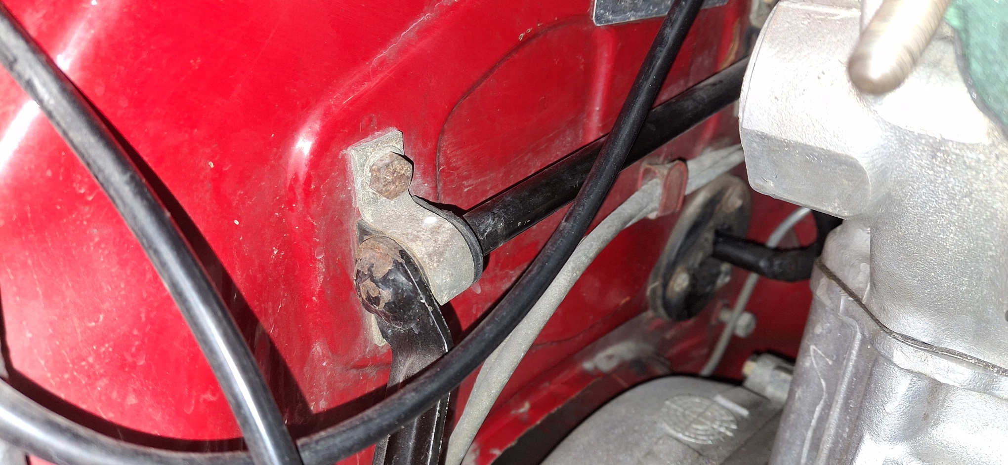 Ez a gázpedál maga, amivel mozgatjuk k a beltérből a karburátorokat toszogató rudit. Nem túl szép már szegény