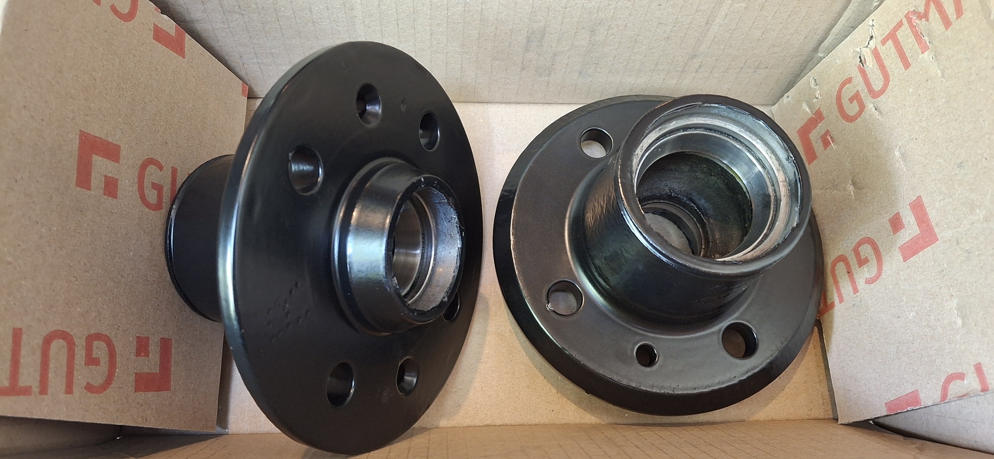 De új lett. A kezelésre direkt benne hagytam a régi csapágycsészéket, és félig kiütöttem az egyiket, ezzel jelölve, hogy melyik a jobbos és a balos, hogy ugyanoda kerülhessenek vissza