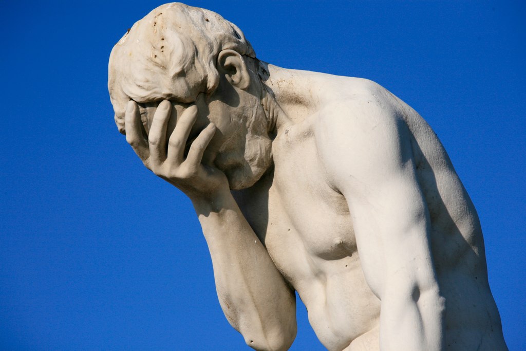 paris_tuileries_garden_facepalm_statue_1.jpg