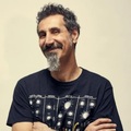 Önéletrajzi könyvet írt a System Of a Down frontembere, Serj Tankian