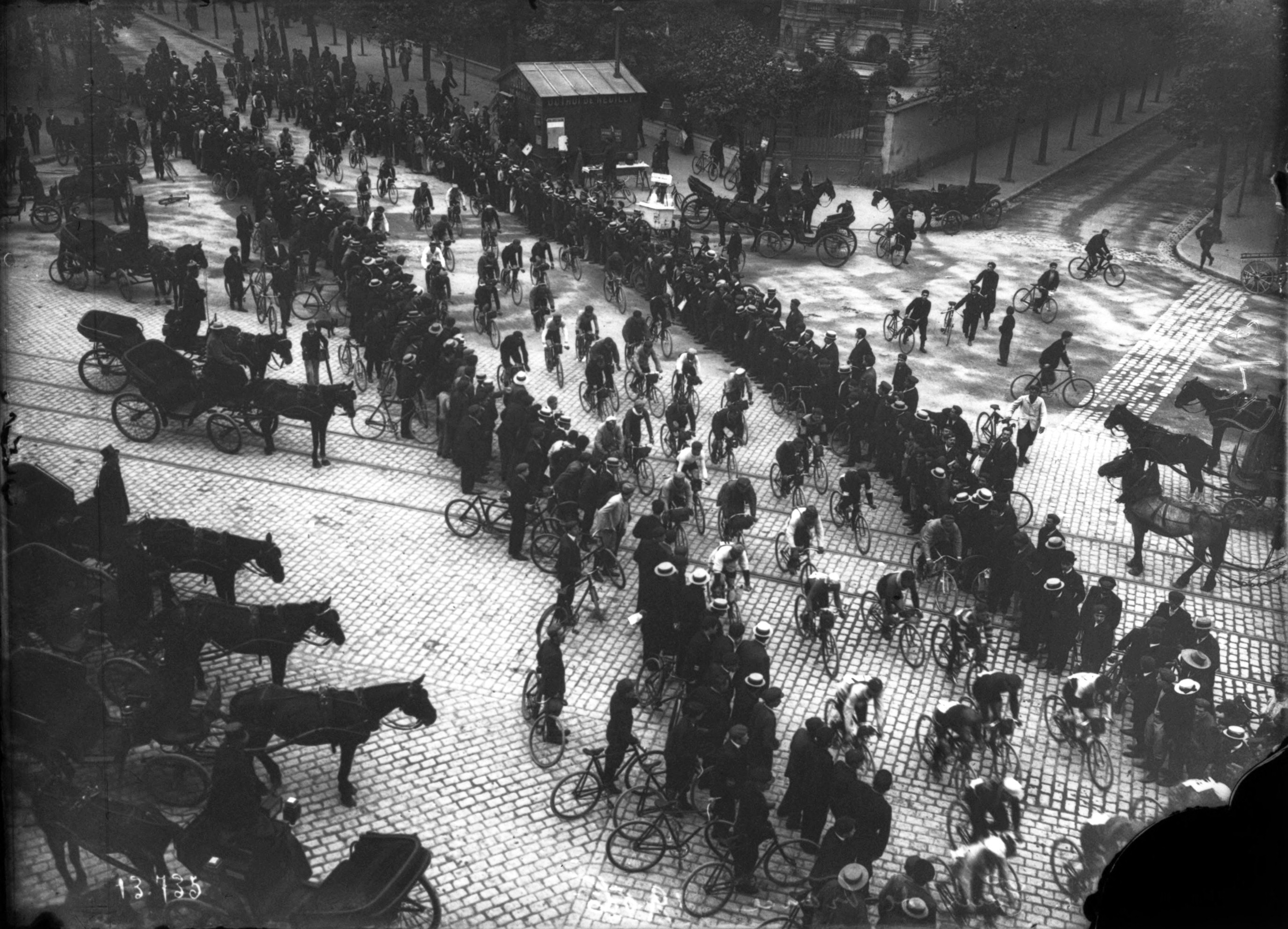 the-peloton-in-1906.jpg