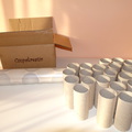 Ceruzatartó karton dobozból és wc papír gurigákból
