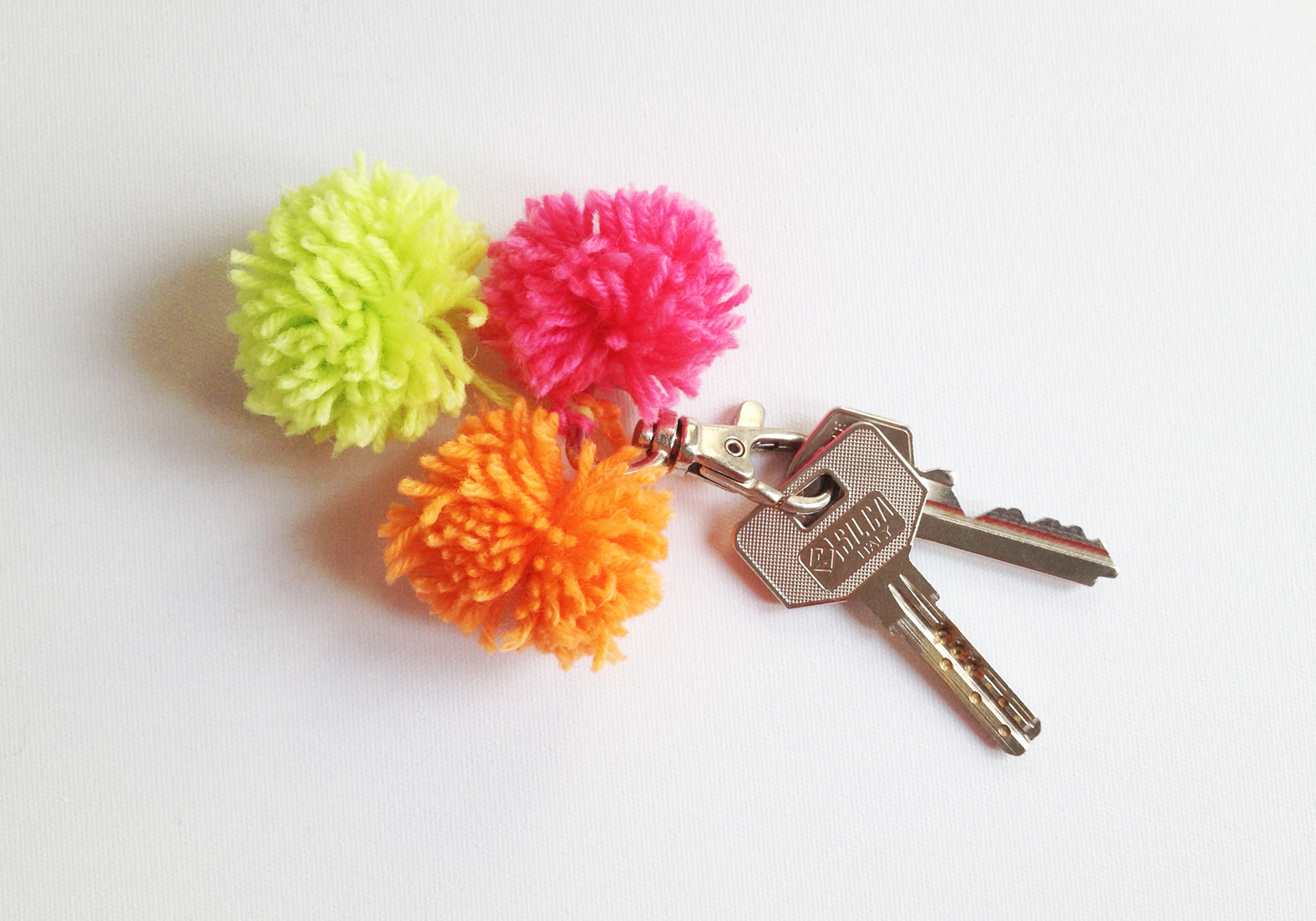 diy-pom-pom-keychain.jpg