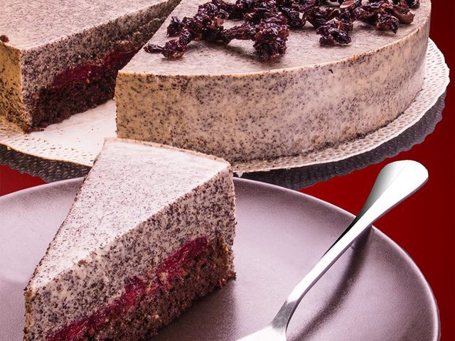 Céklás mákmousse torta meggyzselével