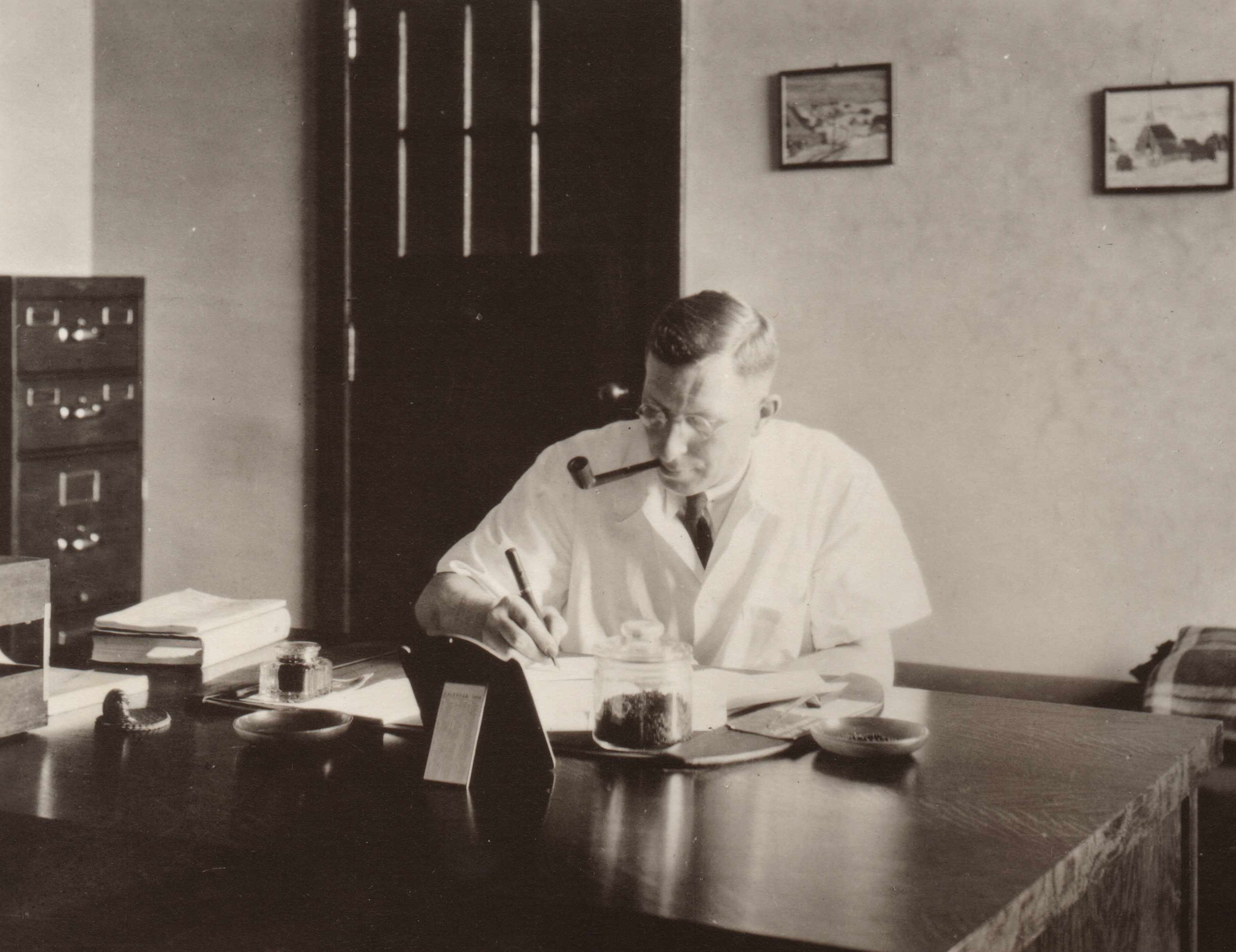 banting-at-desk-c1935.jpg