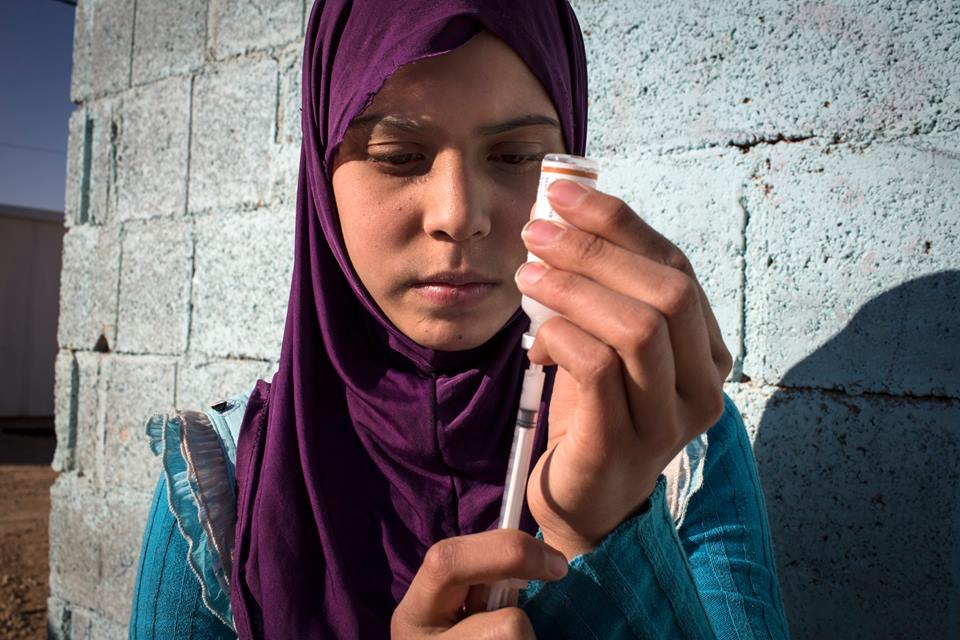 Raghad, Jordánia: Raghad Jordánia menekülttáborában él, 1-es típusú cukorbeteg. ‘Nehéz a nyári melegben megfelelő hőmérsékleten tartani az inzulint, mivel nem nagyon van áram a táborban.‘ Rendszeresen mozog, rajong az ugrókötelezésért.